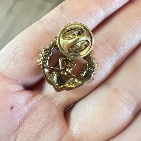 Avon Shamrock Accented Claddagh Pin, 2000 - Irish Heart in hands St Patrick - Picture 3 of 3